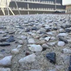 Nahaufnahme von grobem Kies und Sand, der zeigt, wie man Waschbeton herstellt.