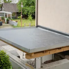 Neues Flachdach mit Folie abgedichtet. Die Unterkonstruktion aus Holz ist sichtbar.