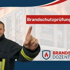 Brandschutzprüfungen nach DIN EN ISO 11925-2: Ein Feuerwehrmann mit Helm und in Schutzkleidung zeigt auf ein brennendes Gebäude.