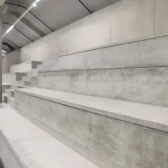 Betonstufen im modernen Stil, die an ein Amphitheater erinnern. Perfekt, wenn Sie Sichtbeton selber machen möchten.
