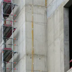 Gerüst nach DIN 1048 an Betonwand mit Fensteröffnung.