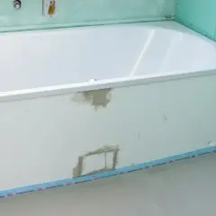 Badewanne in einem Rohbau. Die Anschlussfugen abdichten ist der nächste Schritt, bevor die Fliesen verlegt werden.