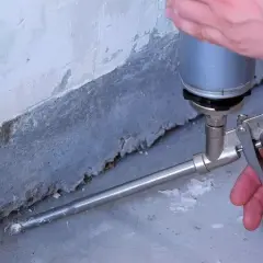 Schaumstoff wird mit einer Pistole in eine Fuge gesprüht. So schließt man Lücken, was ist eine Hohlkehle?
