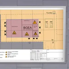 Grundriss mit Gefahrenzonen (EX-Bereiche, elektrische Spannung) und Fluchttür, gemäß Brandschutz DIN. Ein Feuerlöscher steht bereit.
