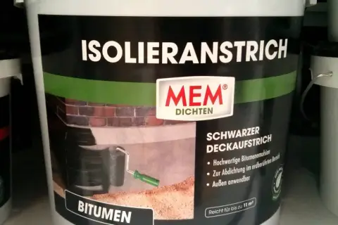 MEM Isolieranstrich: Schwarzer Bitumen Deckaufstrich. Hochwertige Bitumenemulsion zur Abdichtung, ideal für erdberührte Bereiche. 1K oder 2K Unterschied? Hier nicht ersichtlich.