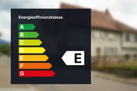 Energieeffizienzklasse E. Das Haus hat eine Energieeffizienzklasse E, was auf einen mittleren Energieverbrauch hinweist.