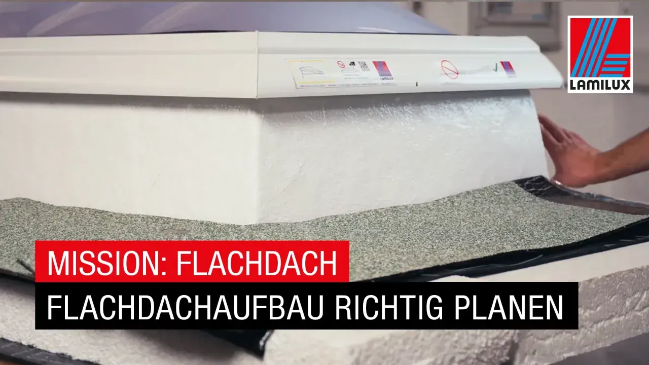 Arbeiter dichtet eine Flachdachdurchdringung mit Bitumenbahnen ab. Der Aufbau des Flachdachs wird sorgfältig geplant.