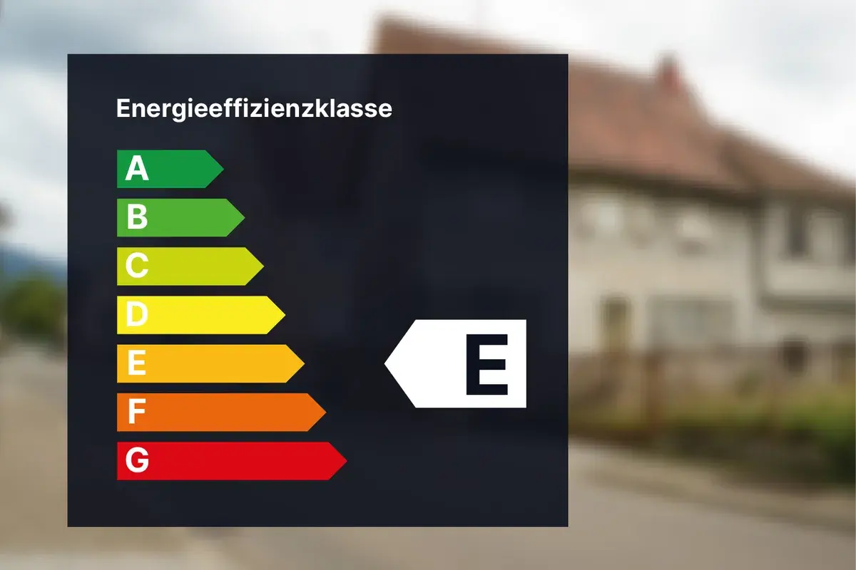 Energieeffizienzklasse E. Das Haus hat eine Energieeffizienzklasse E, was auf einen mittleren Energieverbrauch hinweist.