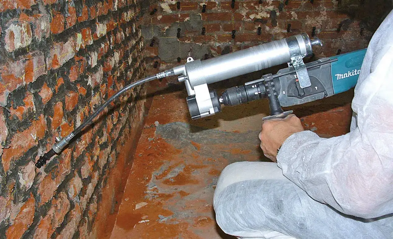 Gerät zur Horizontalsperre im Mauerwerk. Mit dem Injektionsverfahren kann man Feuchtigkeit im Keller selber bekämpfen.
