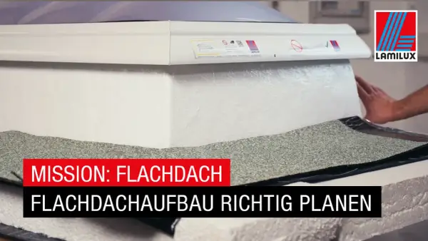 Arbeiter dichtet eine Flachdachdurchdringung mit Bitumenbahnen ab. Der Aufbau des Flachdachs wird sorgfältig geplant.